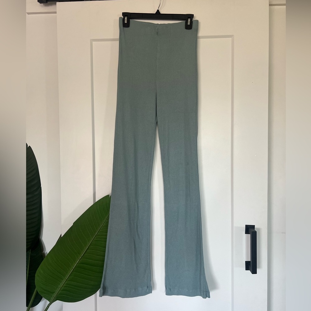 Zara Pants | High-rise Flare Pants
Size: M